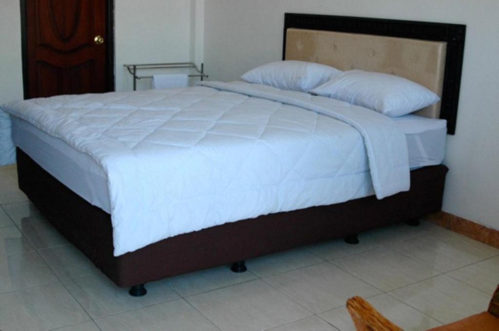 Hotel Sinar Tambolaka Waingapu Zimmer foto