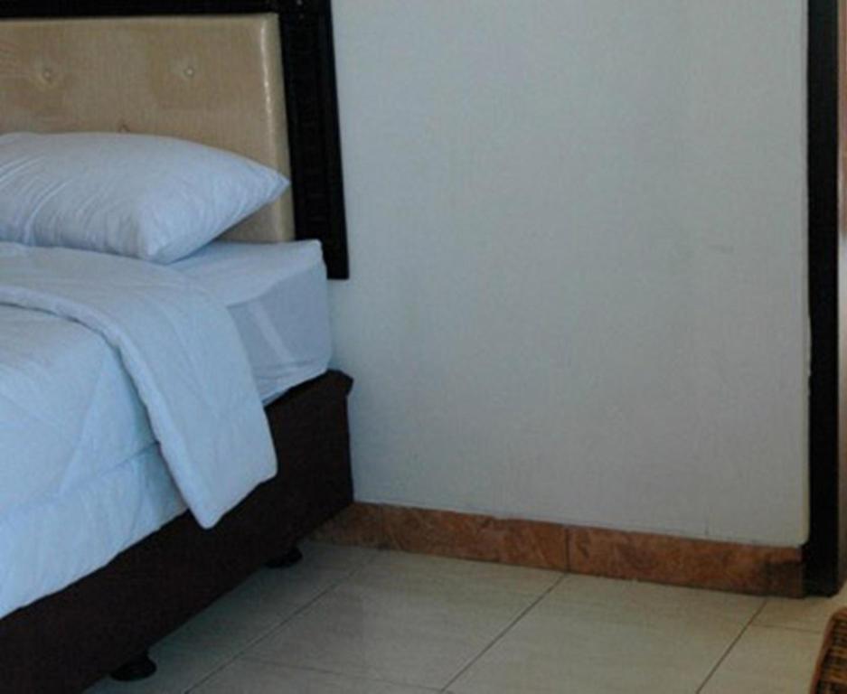 Hotel Sinar Tambolaka Waingapu Zimmer foto