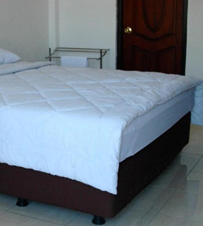 Hotel Sinar Tambolaka Waingapu Zimmer foto
