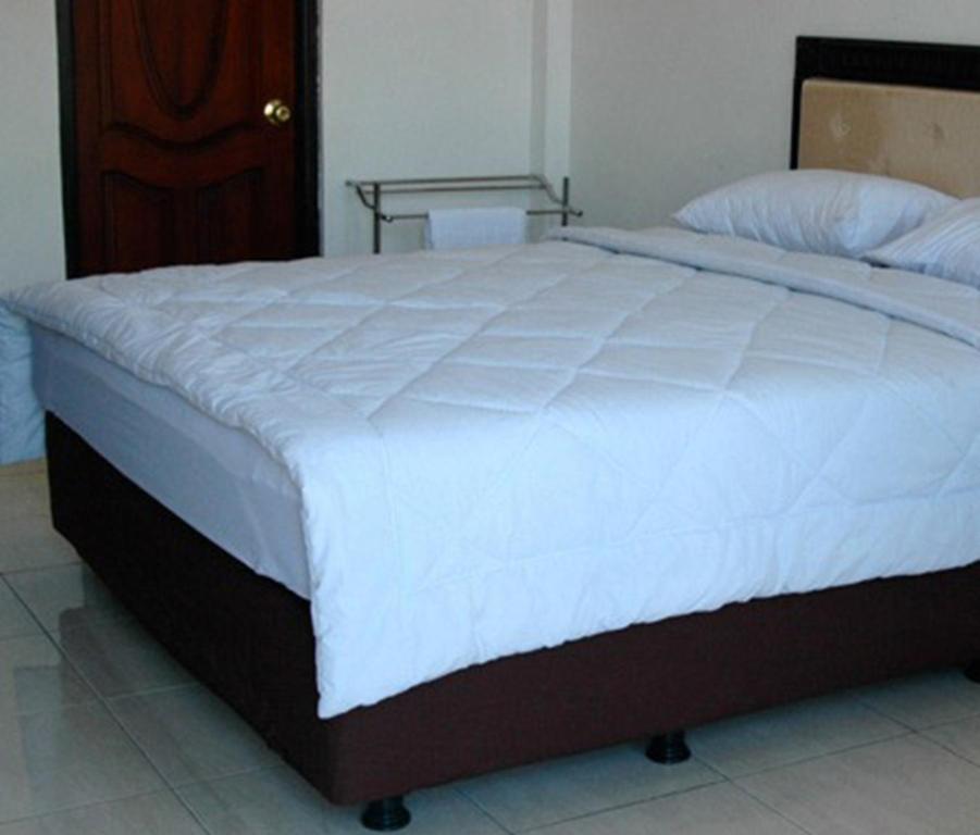 Hotel Sinar Tambolaka Waingapu Zimmer foto