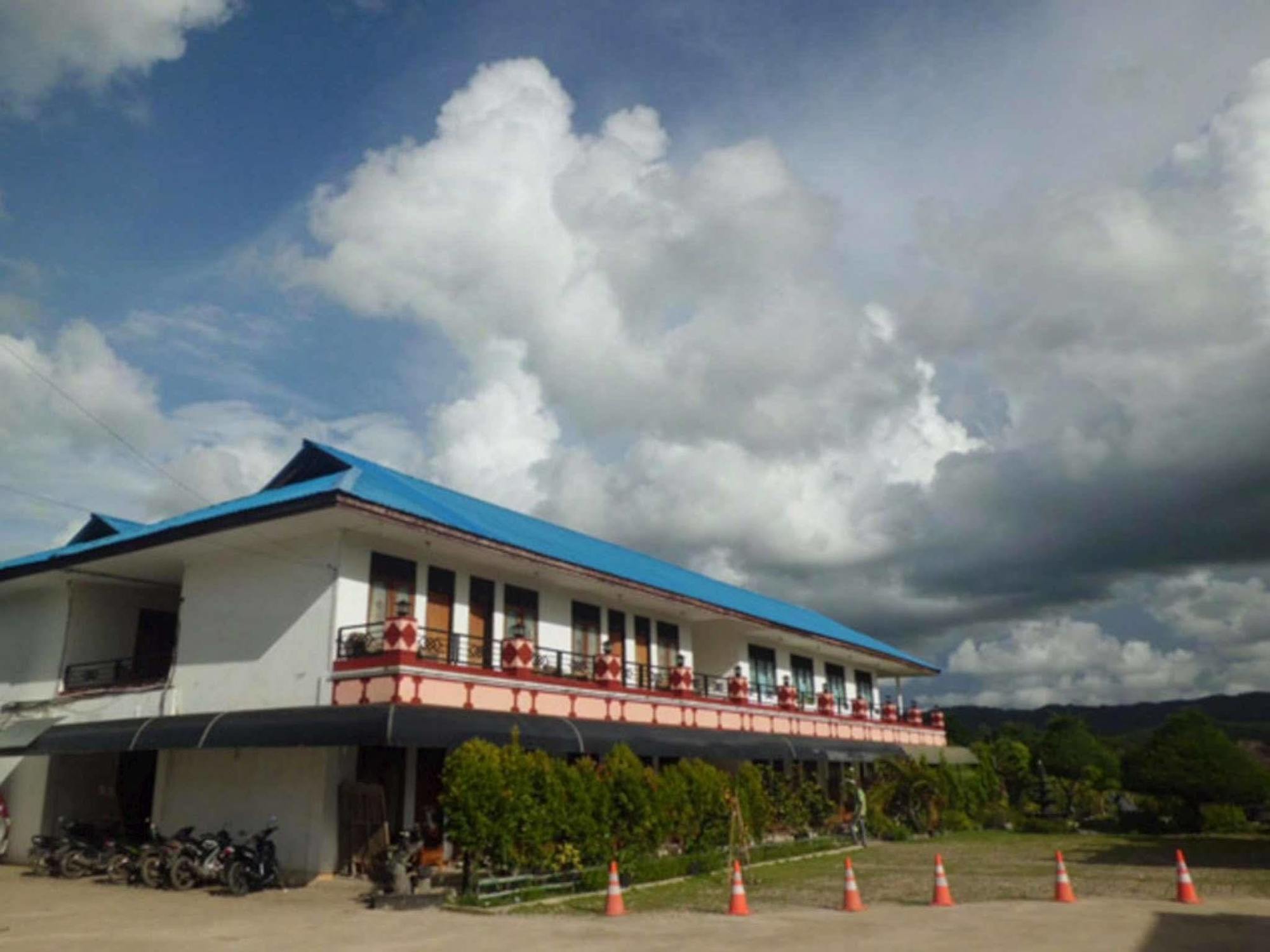 Hotel Sinar Tambolaka Waingapu Exterior foto